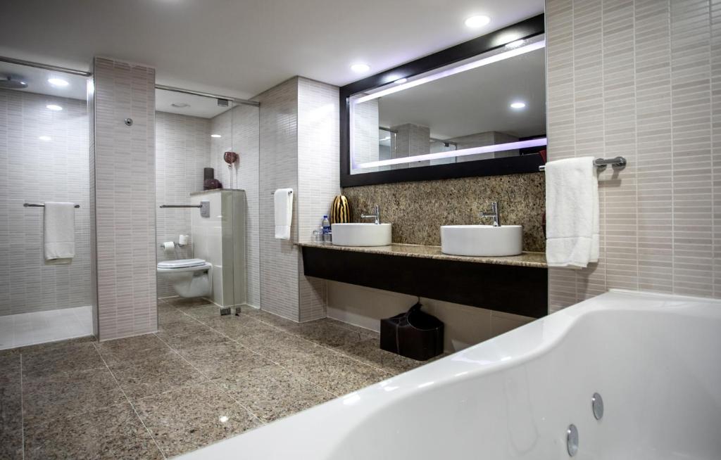 Koupelna v ubytování Mövenpick Hotel Ikoyi Lagos