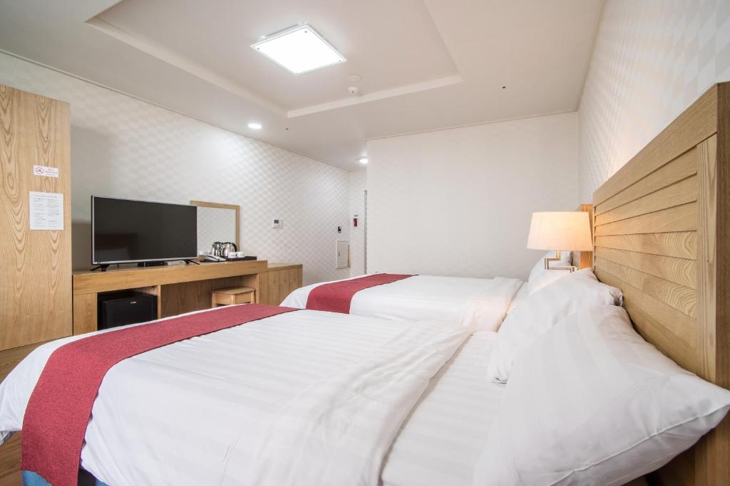 Postel nebo postele na pokoji v ubytování Breeze Bay Hotel