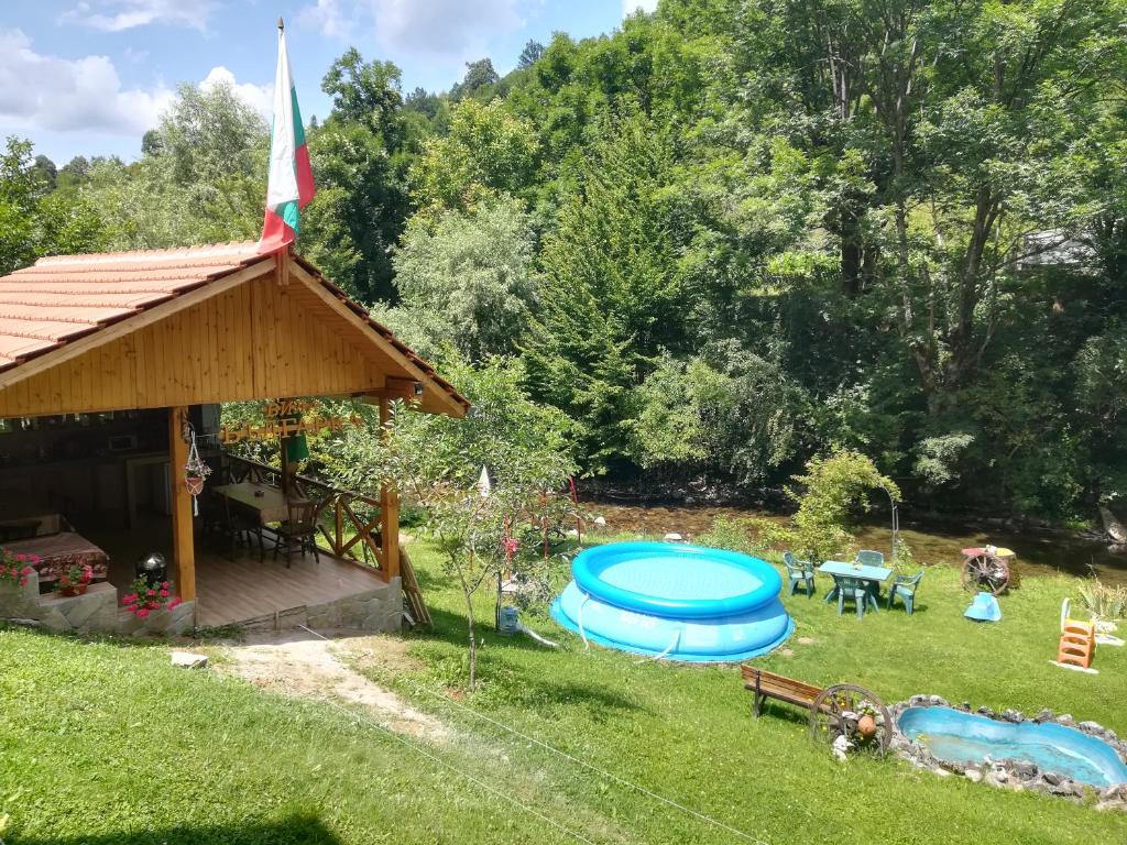 een achtertuin met een zwembad en een prieel bij Villa Bulgarka in Divchovoto