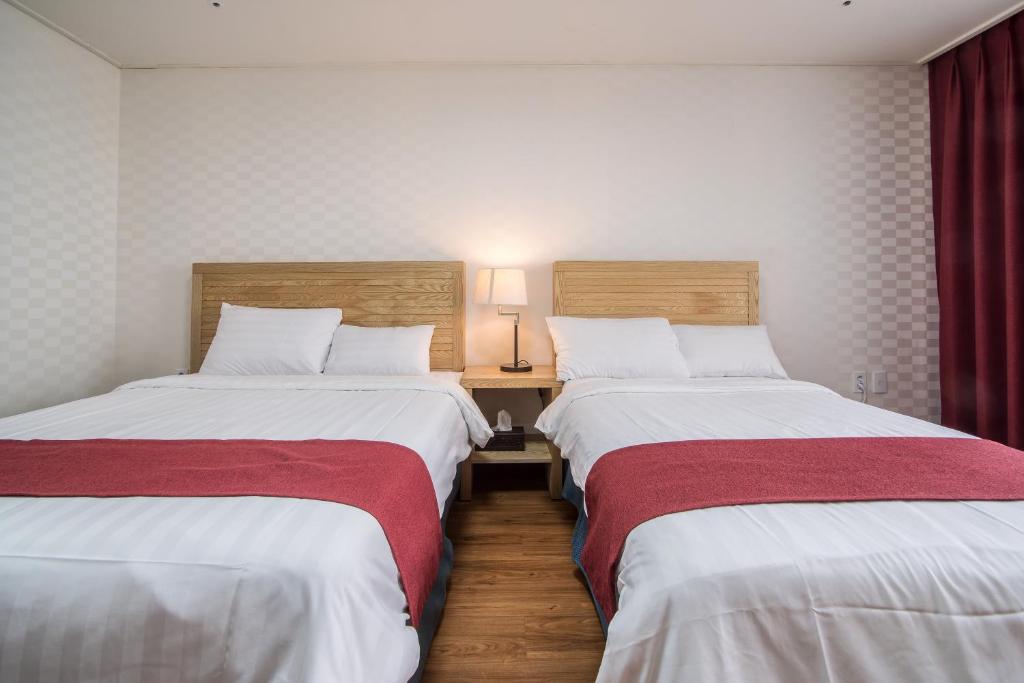 Postel nebo postele na pokoji v ubytování Breeze Bay Hotel