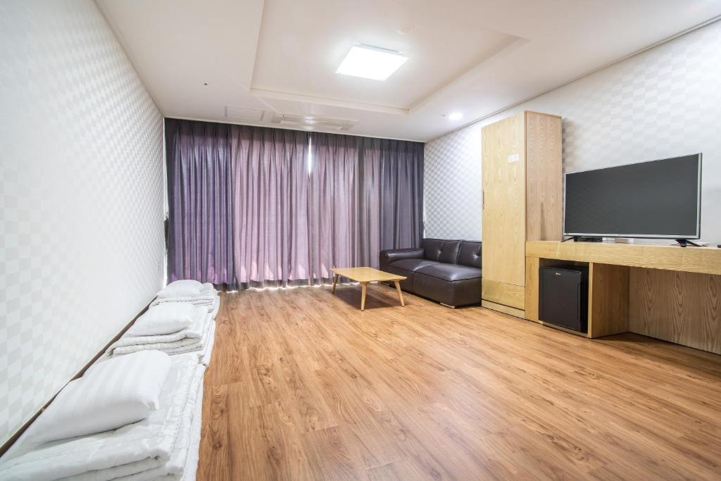 TV a/nebo společenská místnost v ubytování Breeze Bay Hotel