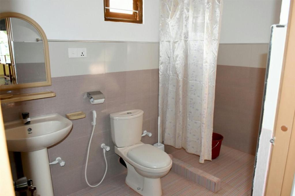Koupelna v ubytování New Land Guest House