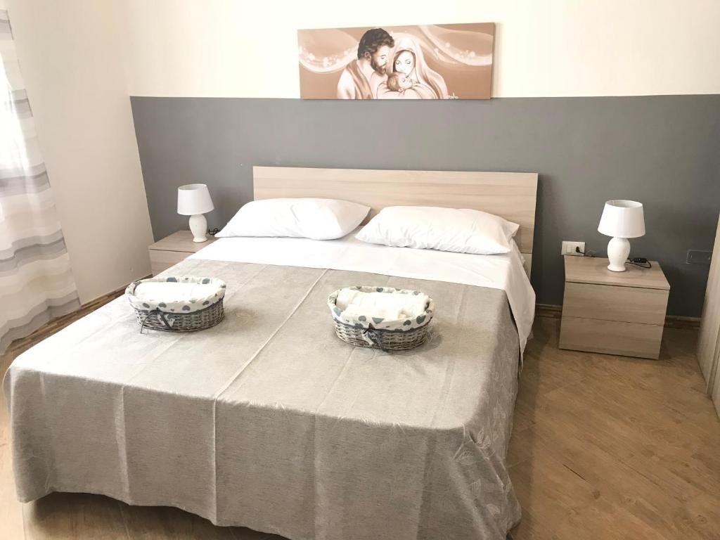 Un dormitorio con una cama con dos cestas encima. en Casa Vacanze Antico Mercato, en Marsala