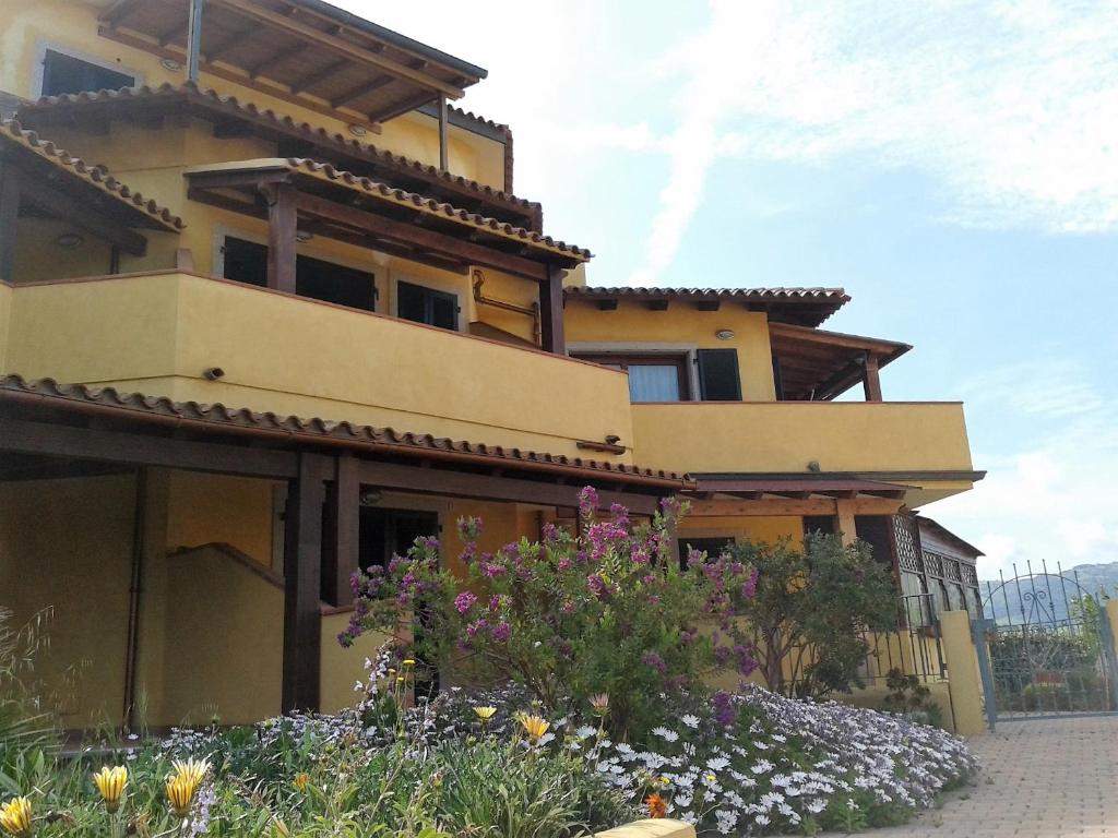 a building with flowers in front of it at Attico La Murighessa in Castelsardo