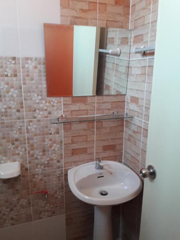 Koupelna v ubytování Chanakarn Guesthouse Sangkhla Buri