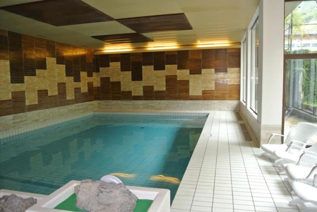 una grande piscina con parete piastrellata di Ob Vierwaldstättersee a Emmetten
