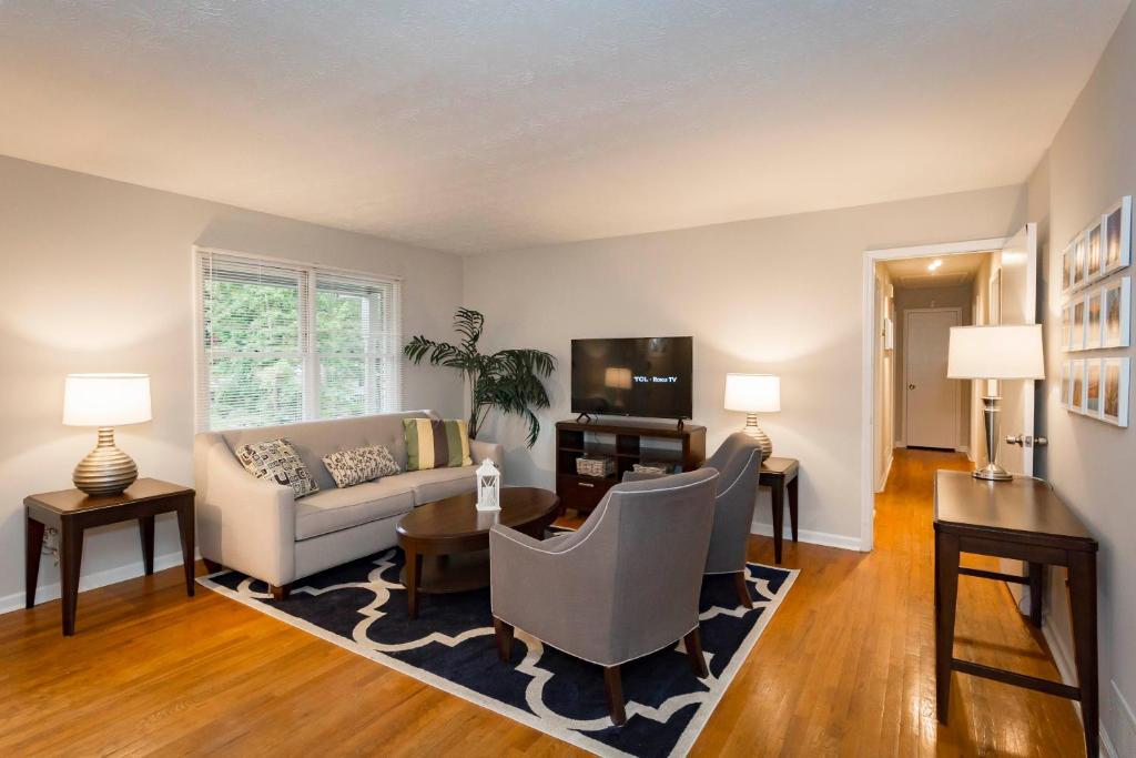 Luxury Home w/GameRoom KingSizeBed near Six Flags - Housity