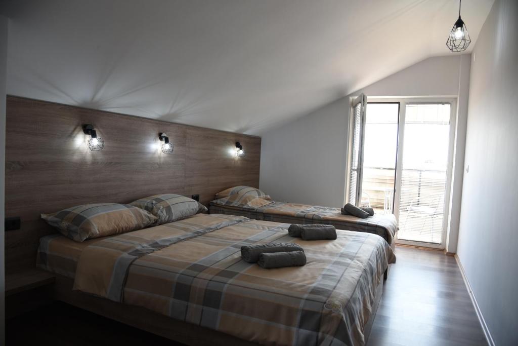1 dormitorio con 2 camas y ventana grande en Mihail's Apartments in Ohrid - 2 en Ohrid