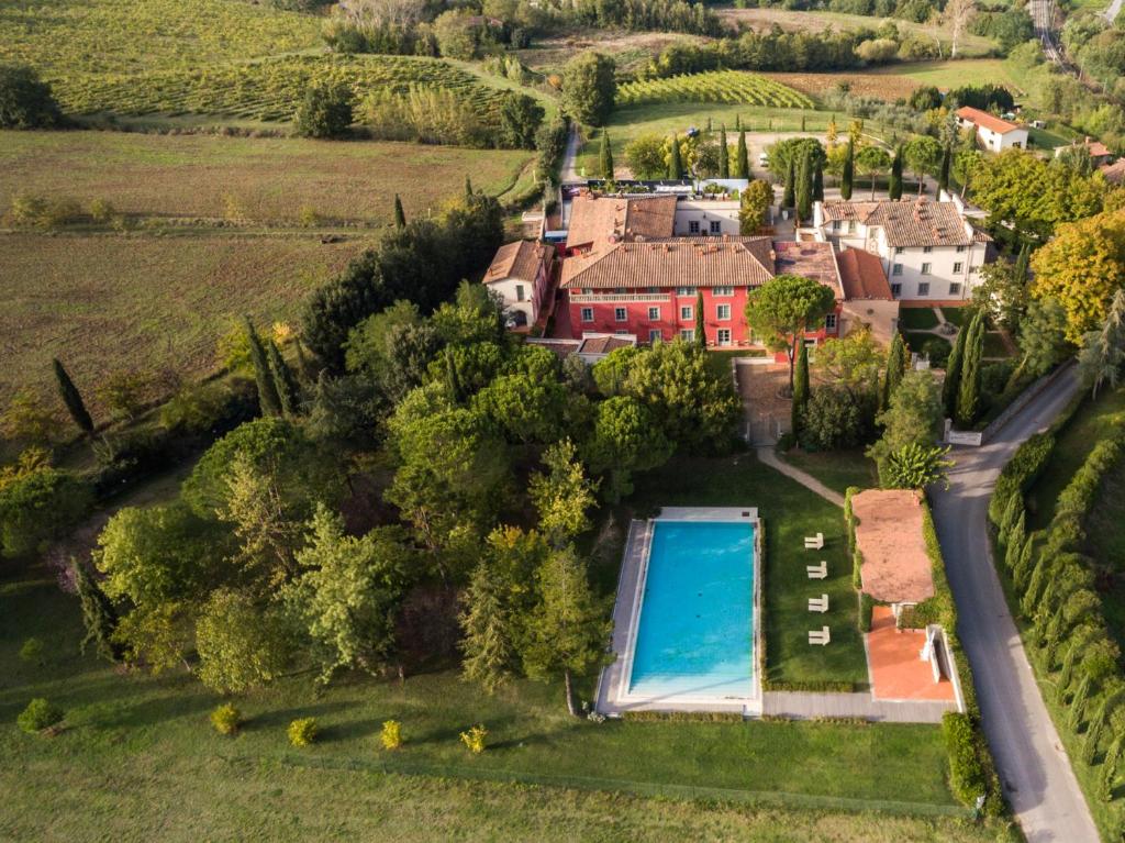 - une vue aérienne sur une maison avec une piscine dans l'établissement Relais Villa Il Palagio, à Rignano sullʼArno