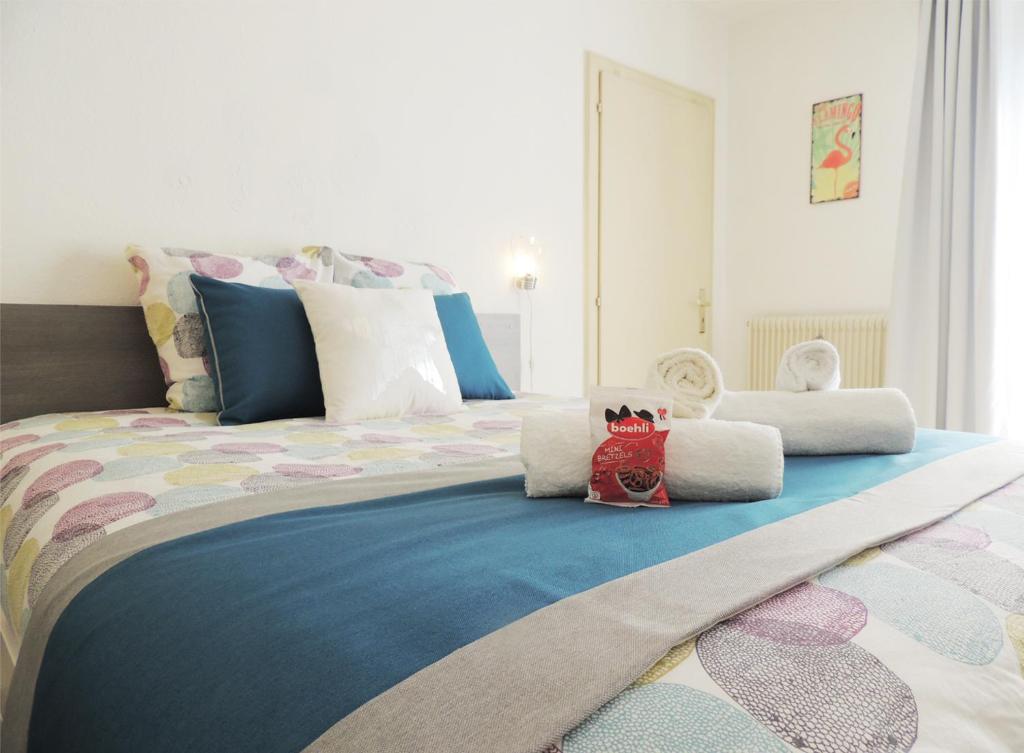 アグノーにあるAppart'AZUR Haguenau - Centre Grand'Rue - Logement entier pour voyageur proのベッドルーム1室(大型ベッド1台、青い掛け布団付)