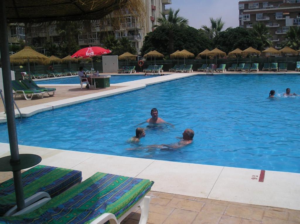 eine Gruppe von Personen, die in einem Schwimmbad schwimmen in der Unterkunft Studio in Hercules with pool and sea view in Benalmádena