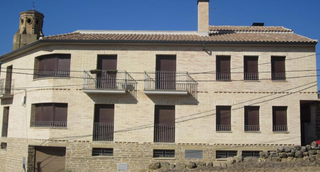 JunzanoにあるApartamentos Aires de Guaraの側面にバルコニーがある建物
