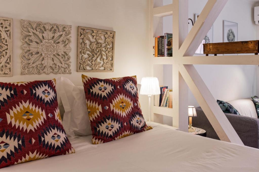 ein Schlafzimmer mit einem Bett mit zwei Kissen in der Unterkunft Typical and Brand New T.M. Flat in Lissabon