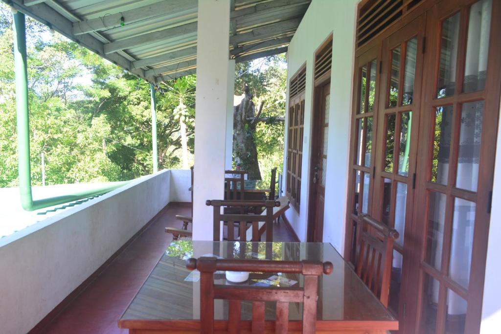un porche de una casa con mesa y sillas en Samiru Guest Inn Ella, en Ella