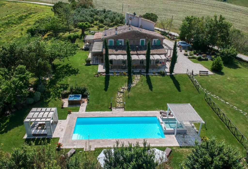 uma vista aérea de uma casa com piscina em Le Maraclà Country House em Iesi