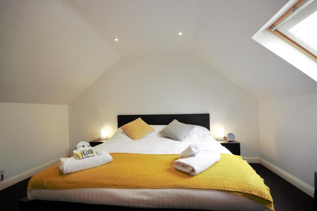 赫爾河畔京士頓的住宿－HU1 City Centre Hub (sleeps 6)，一间卧室配有一张大床和毛巾