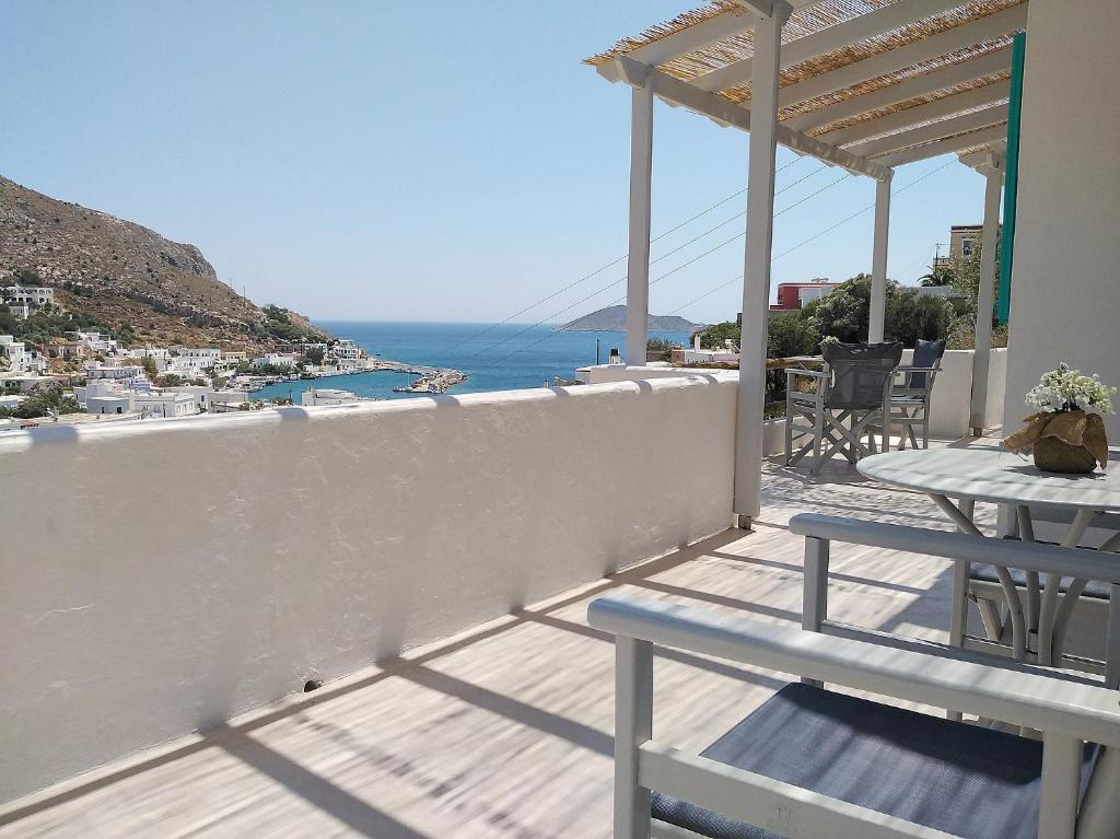einen Balkon mit einem Tisch und Meerblick in der Unterkunft STELLA MARINA in Panteli