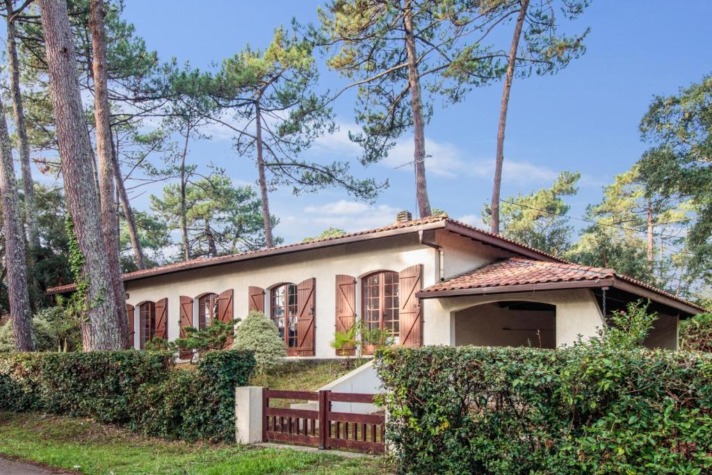 une maison dans les bois avec des arbres dans l'établissement Villa 8 personnes La Dryade, à Seignosse