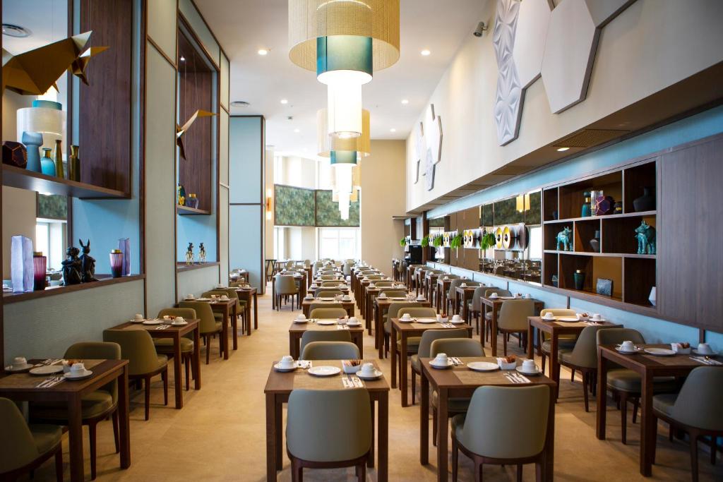 Riu Plaza Españaにあるレストランまたは飲食店