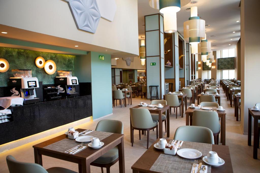 Riu Plaza Españaにあるレストランまたは飲食店