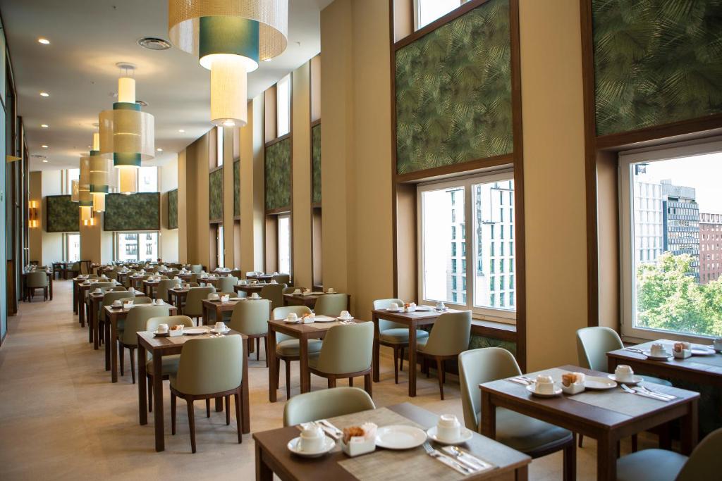 Riu Plaza Españaにあるレストランまたは飲食店