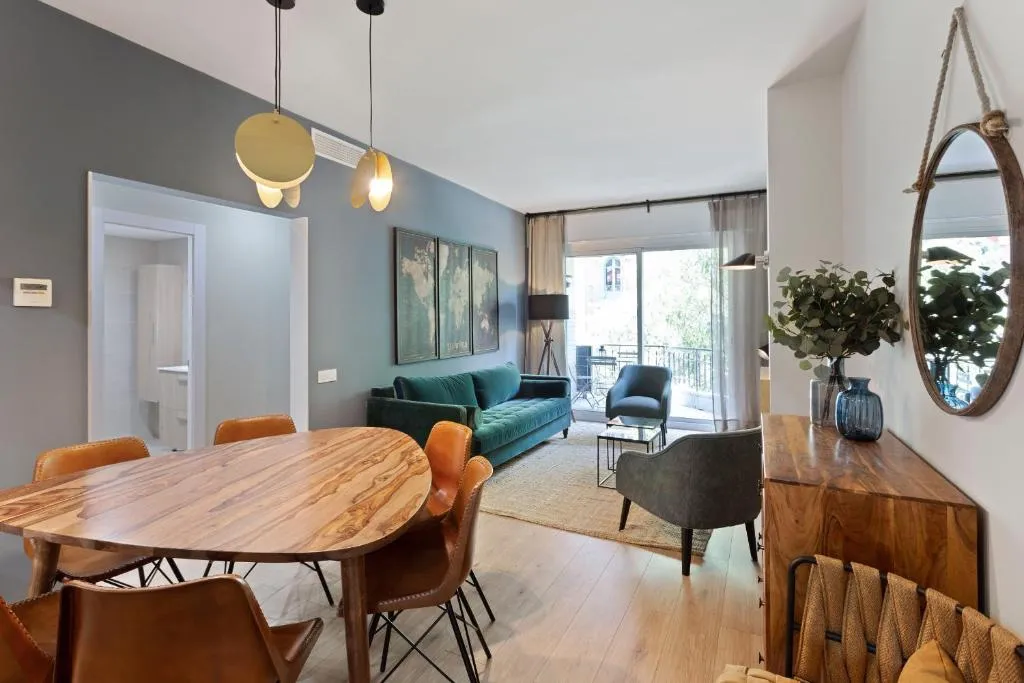 Designer 4-Bed Apt w/Balcony near Montjuic, Barcelona, Spania
