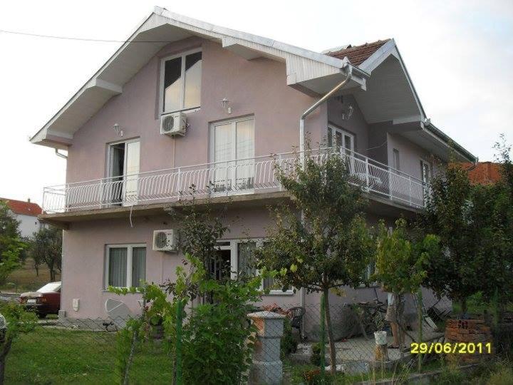 a pink house with a balcony on top of it at privatni smestaj Dobri in Bujanovac