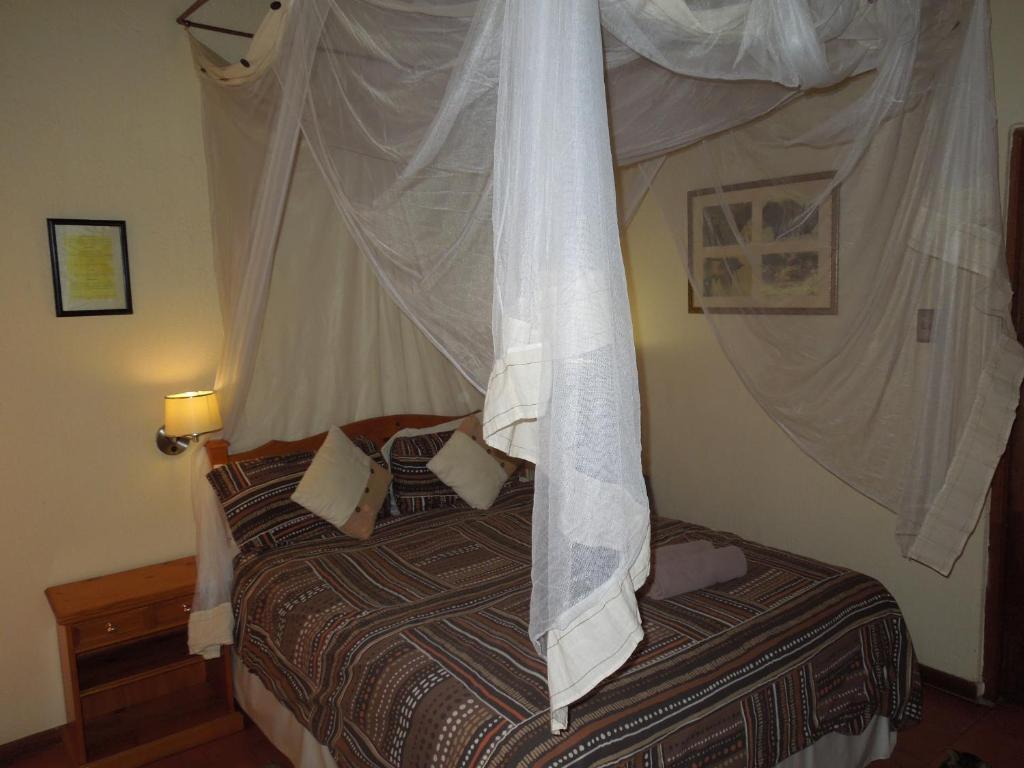 Postel nebo postele na pokoji v ubytování Trees Too Guest Lodge