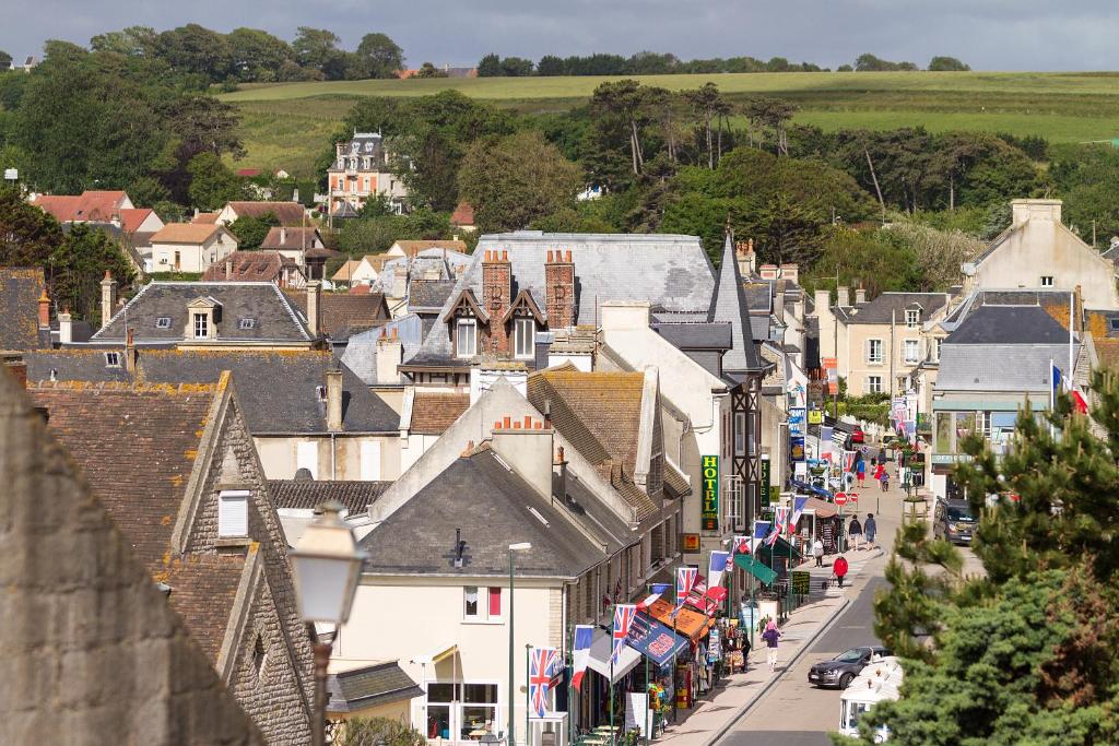 a city street with a bunch of buildings at Les Villas d'Arromanches, Teritoria in Arromanches-les-Bains