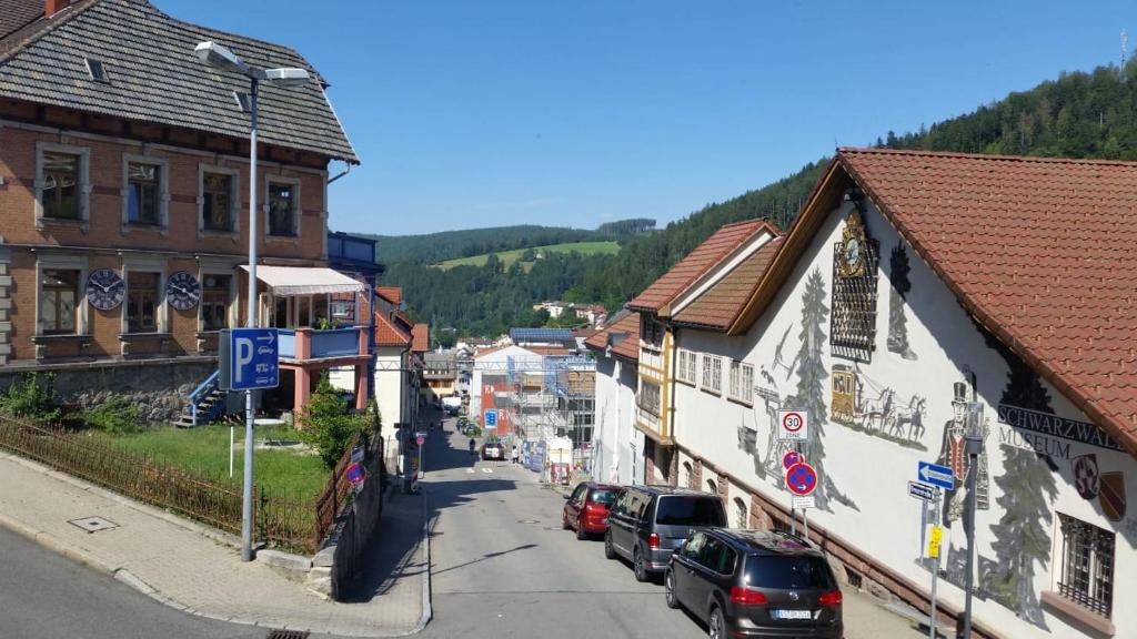 una pequeña ciudad con coches aparcados en una calle en QM Apartment en Triberg