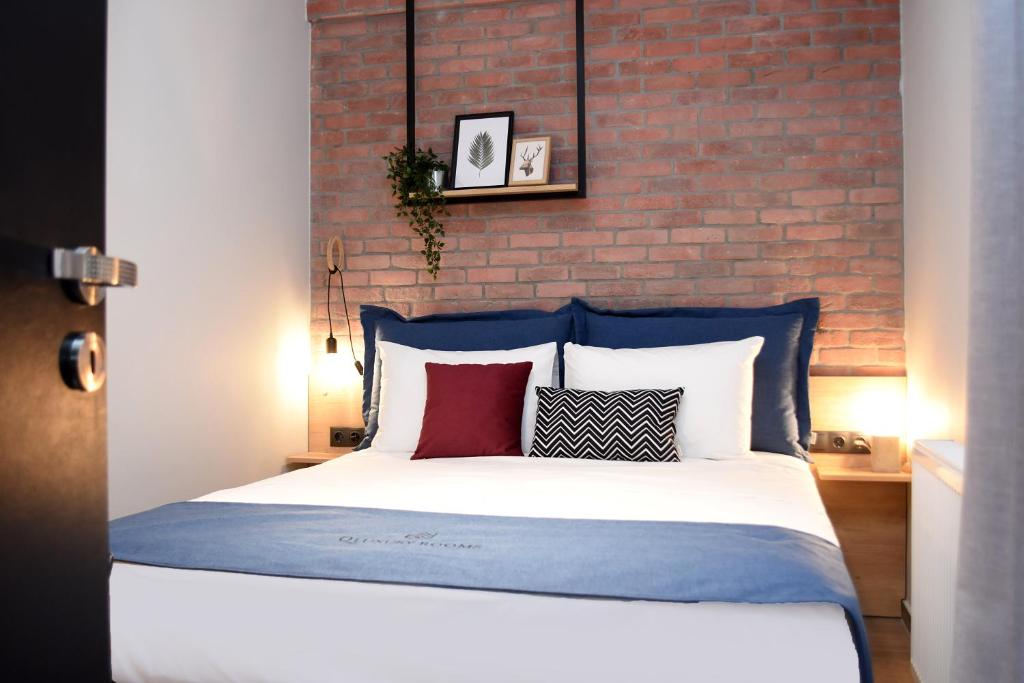 Q Luxury Rooms - One-Bedroom Apartment
