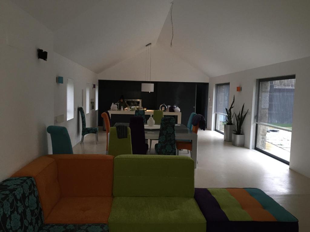 - un salon avec un canapé et une table dans l'établissement Quinta do Sol, à Castelo de Paiva