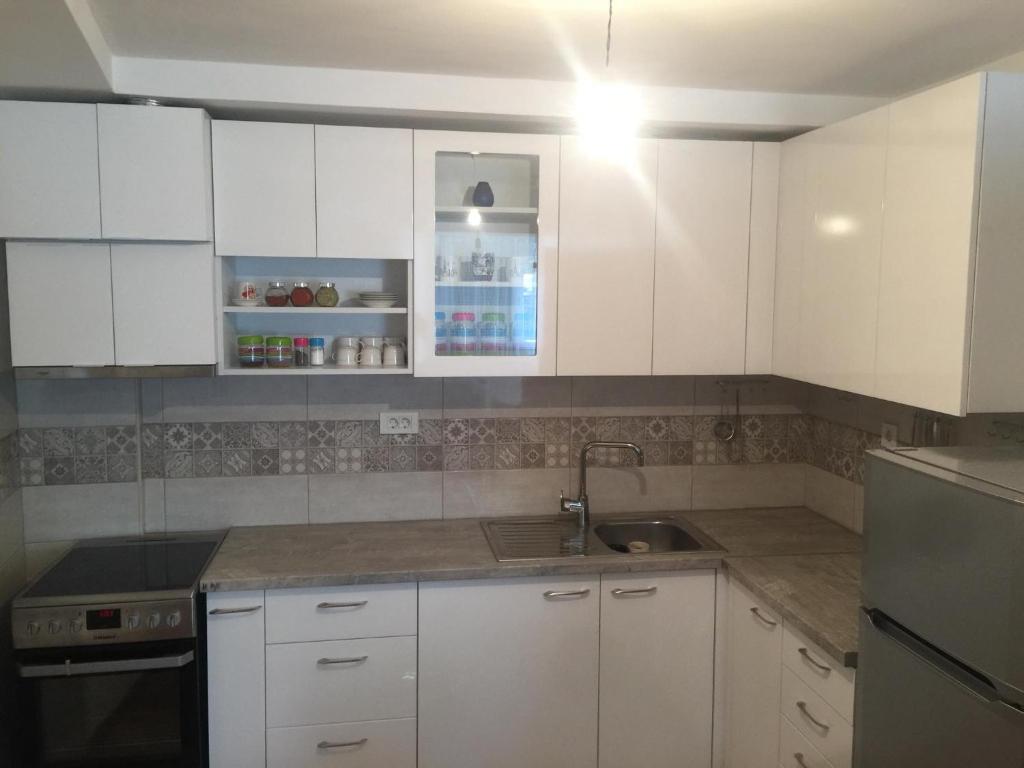 Kuchyň nebo kuchyňský kout v ubytování Comfort Deluxe Kosmos Apartments