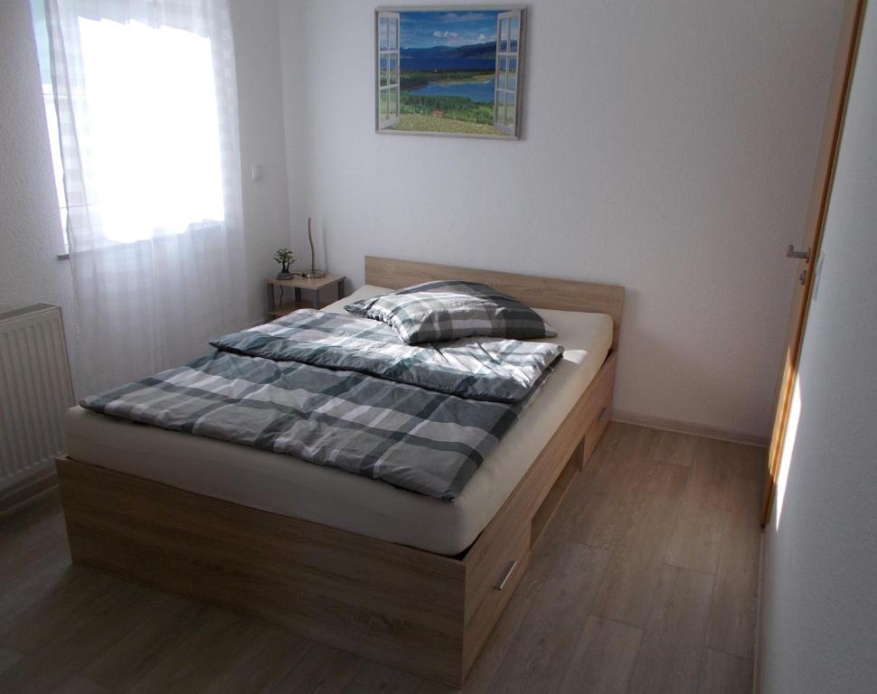 ein Schlafzimmer mit einem Bett mit einer Decke darauf in der Unterkunft Eltinger Studio Apartment in Leonberg