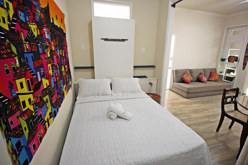 um quarto com uma cama e um quadro na parede em Rio Spot Homes C048. no Rio de Janeiro