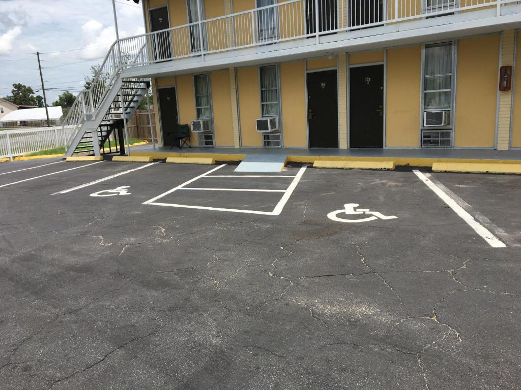 un parking devant un immeuble dans l'établissement Hope Inn, à Lenox