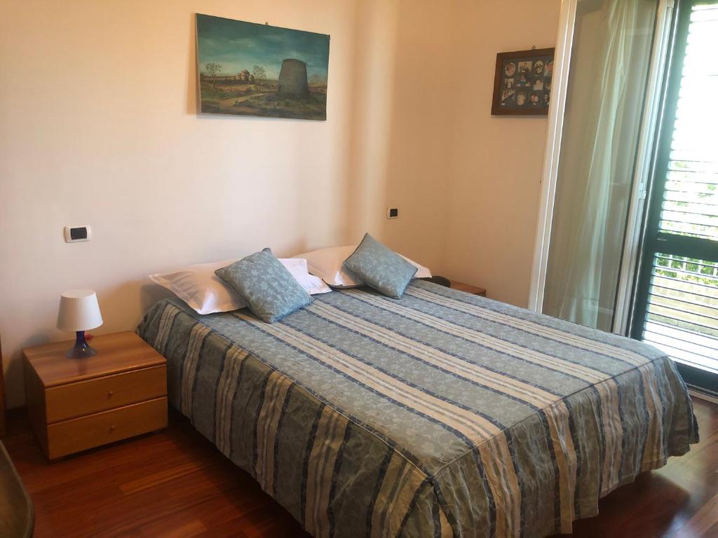 una camera da letto con un letto con cuscini blu di B&B La Palma a San Costanzo