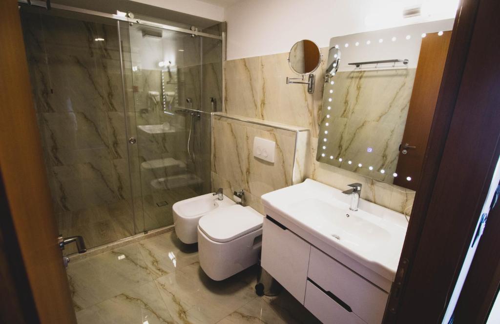 Koupelna v ubytování Albanopolis Hotel