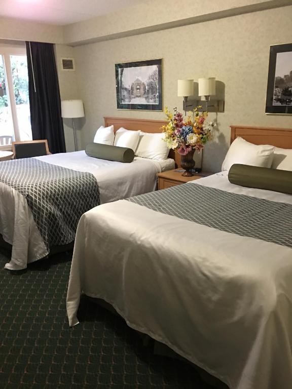 Postel nebo postele na pokoji v ubytování Travelodge by Wyndham Winnipeg East