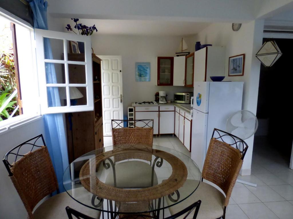 Kuchyň nebo kuchyňský kout v ubytování Les Hauts de Terrasson