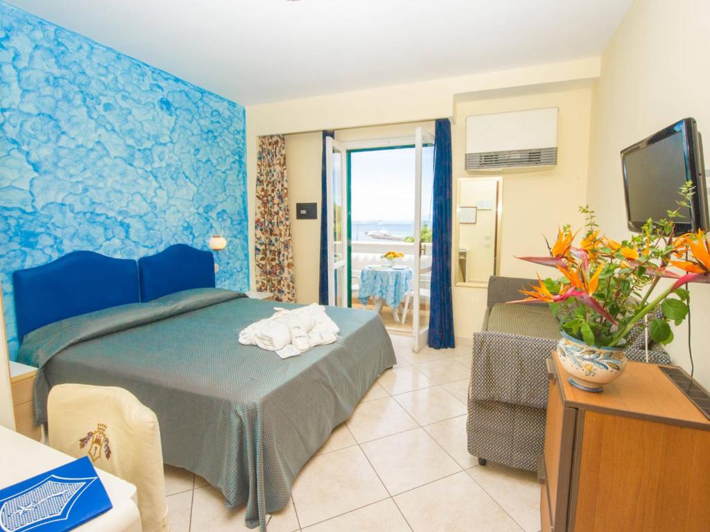 TV a/nebo společenská místnost v ubytování Hotel L'Approdo