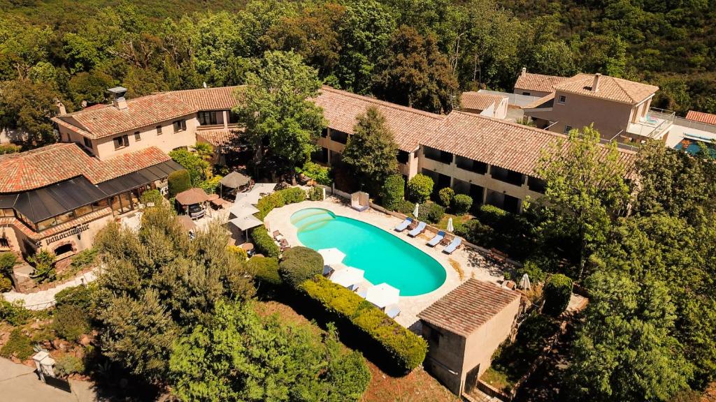 - une vue aérienne sur une maison avec une piscine dans l'établissement L'Estirado des Adrets, à Les Adrets-de-l'Estérel