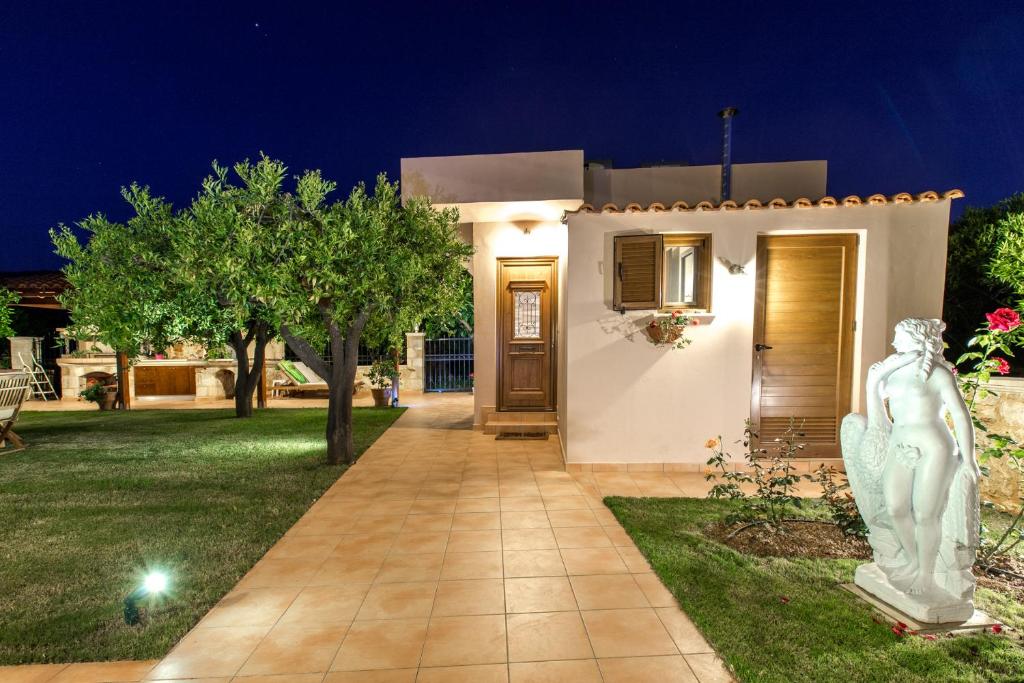 A garden outside Villa Anerocurù by Chania city