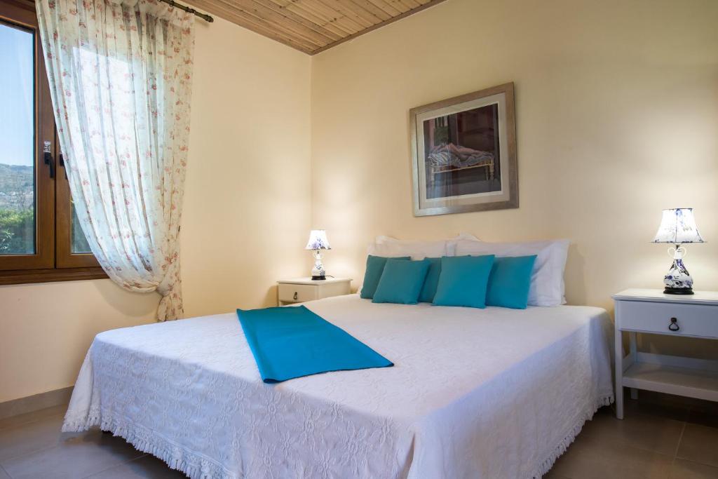 A bed or beds in a room at Villa Anerocurù by Chania city