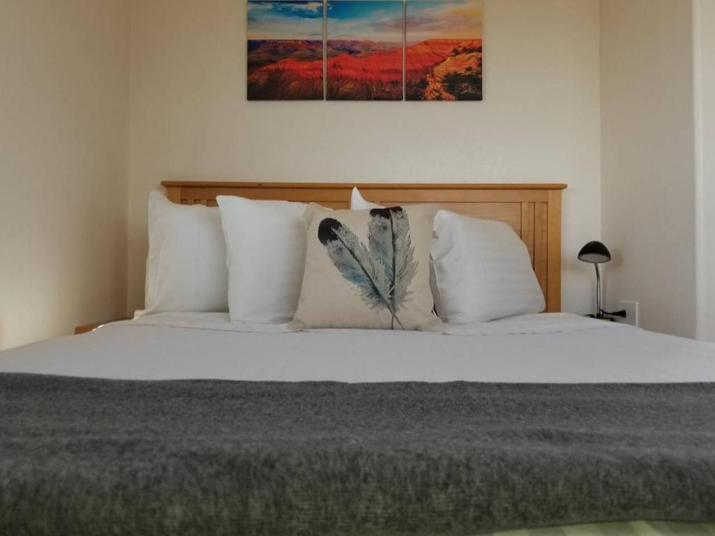 瓦萊的住宿－072A Affordable Getaway near South Rim Sleeps 4- No Kitchenette，卧室配有带白色枕头的大床