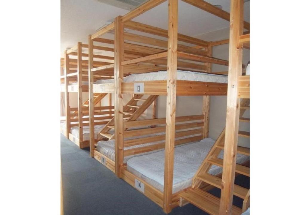 高山市にあるHidamarinoyu mix dormitory / Vacation STAY 40392の二段ベッド2組が備わる客室です。