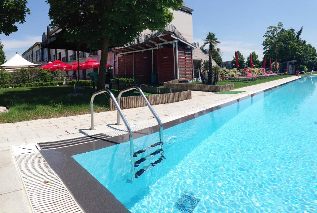 Bazén v ubytování Hotel Ca' Brugnera nebo v jeho okolí