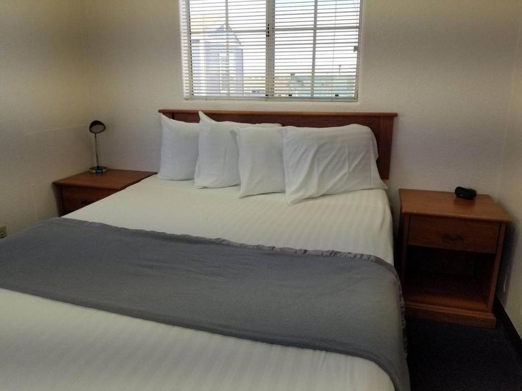 068A Cozy Studio Grand Canyon South Rim Sleeps-2 في فالي: غرفة نوم بسرير وملاءات بيضاء ونافذة