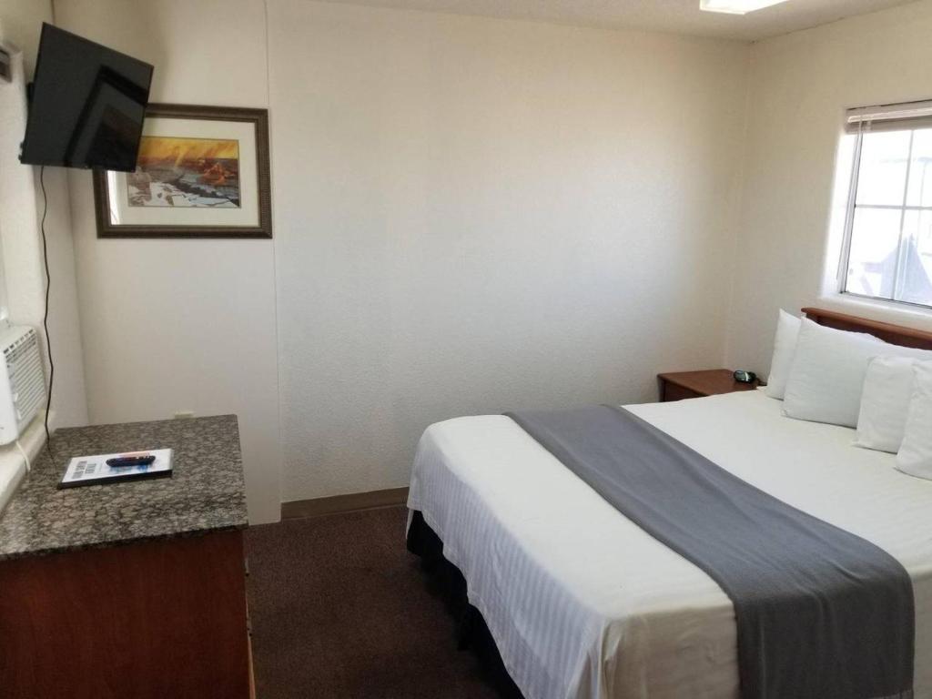 Habitación de hotel con cama y TV de pantalla plana. en 068C Cozy Studio Grand Canyon South Rim Sleeps-2 en Valle