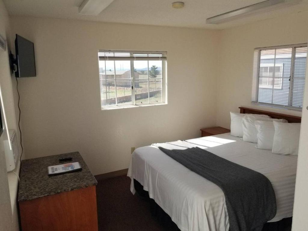 een hotelkamer met een bed en een raam bij 068D Cozy Studio Grand Canyon South Rim Sleeps-2 in Valle